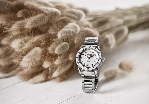 The new Alpiner Comtesse Sport Quartz: back to the roots of feminine sports chic 