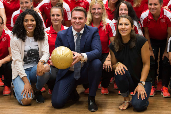 L'équipe suisse féminine de football reçoit sa montre