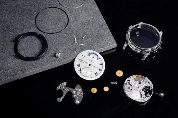 The world's first mechanical smartwatch