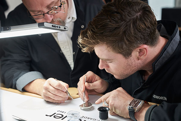 Chris Hemsworth visits the manufacture