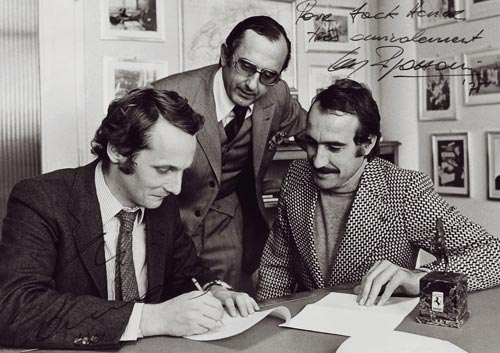 Under the supervision of Jack Heuer, Niki Lauda signs his Heuer endorsement with teammate Clay Regazzoni by his side. © TAG Heuer