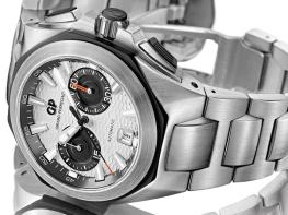 A steel bracelet for the Chrono Hawk collection - Girard-Perregaux