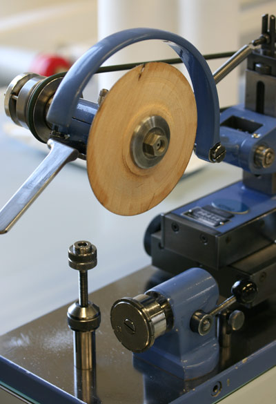 Grâce à cette machine, Patek polit la denture de ses roues, une opération sous-traitée quasi-systématiquement.