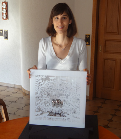 Audrey L. posant avec sa sa boîte à musique Reuge « La Poya ». Audrey L. posant avec sa sa boîte à musique Reuge « La Poya ».