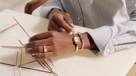 2.	La montre Baignoire de Cartier est désormais disponible sur un bracelet rigide, de type jonc, en or jaune © Cartier