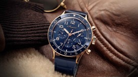 Type XX 2067 en or rose, 42 mm de diamètre, mouvement chronographe automatique avec date par guichet, bracelet interchangeable en cuir © Breguet