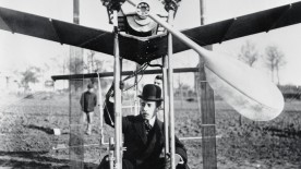  Alberto Santos-Dumont à bord de son aéroplane No. 15, en 1907. Archives Cartier © Cartier.