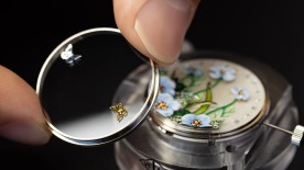 Sur la montre Lady Arpels Brise d’Eté, l’heure est indiquée par la ronde de deux papillons réalisés en émail plique-à- jour qui, grâce à une animation à la demande, s’envolent pour faire un tour de cadran ©Van Cleef & Arpels
