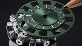 Tambour Spin Time Green in White Gold © Louis Vuitton