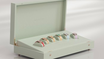Jardin d’Hiver, un coffret édité en série limitée à 6 exemplaires renfermant 6 montres Lili Bouton en or rose et diamants dont chacun présente un cadran unique au choix en Opale rouge, Opale Fanta du Chiapas mexicain, Opale jaune du Brésil, Chrysoprase Australienne, Topaze d’Arizona et Améthyste Péruvienne... CHF 230'000 © Beauregard