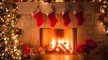 Weihnachtsbaum, Dekorationen, Lichter, Kamin, Kaminsims, Herd © iStock 