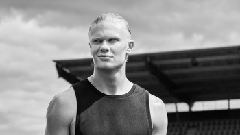 Erlin Haaland a rejoint les rangs des "All-Star Squad" de Breitling en 2022. Il incarne le luxe décontracté et inclusif de la marque ©Breitling