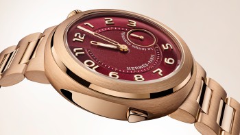 Hermès Cut Le Temps Perdu in 39mm, case and bracelet in rose gold with a deep red dial © Hermès