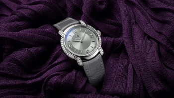 The Lady Premier in grey © Breitling