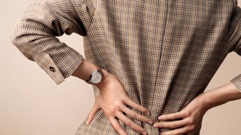La Clifton Baumatic M0A10831 portée par un modèle © Baume & Mercier