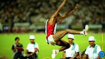 Mike Powell & Carl Lewis © Delos Communications