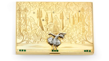 Packshot Poudrier Raymonda © Van Cleef & Arpels