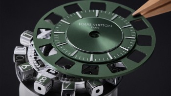 Tambour Spin Time Green in White Gold © Louis Vuitton