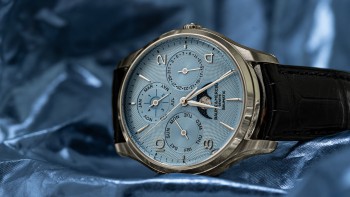 Clifton Quantième Perpetuel en bleu glace © Baume & Mercier