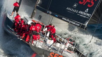 Riding the ocean waves with SFS sailing - Anonimo