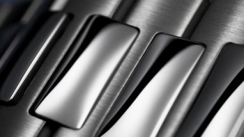 The art of hand finishing: the bracelet - Patek Philippe
