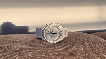 Omega x Swatch MoonSwatch Snoopy Mission to the Moonphase © Skay Fasano