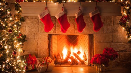 Weihnachtsbaum, Dekorationen, Lichter, Kamin, Kaminsims, Herd © iStock 