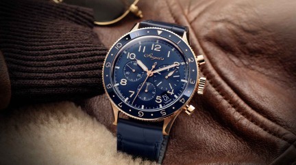 Type XX 2067 en or rose, 42 mm de diamètre, mouvement chronographe automatique avec date par guichet, bracelet interchangeable en cuir © Breguet