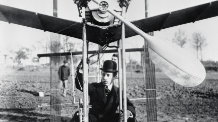  Alberto Santos-Dumont à bord de son aéroplane No. 15, en 1907. Archives Cartier © Cartier.