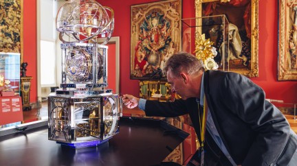 Automaton-maker François Junod operating La Quête du Temps at the Louvre unveiling. @Stéphane sby Balmy