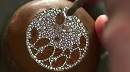 Video. Lady Jour des Fleurs & Lady Nuit des Papillons timepieces - Van Cleef & Arpels