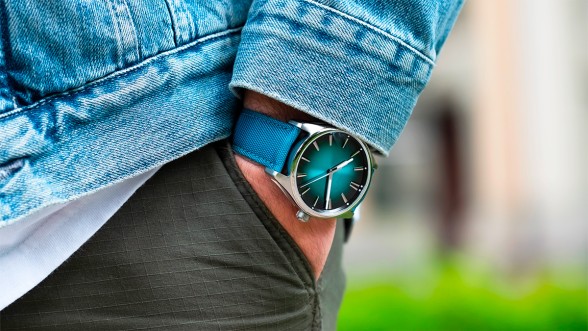 HMoser_3200-1214_Pioneer_CentreSeconds_MegaCool_Lifestyle_Summer_05_wrist