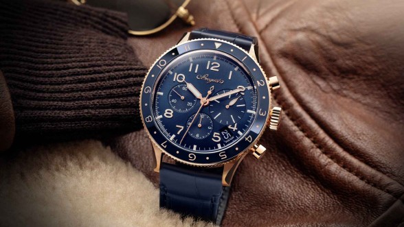 Type XX 2067 en or rose, 42 mm de diamètre, mouvement chronographe automatique avec date par guichet, bracelet interchangeable en cuir © Breguet