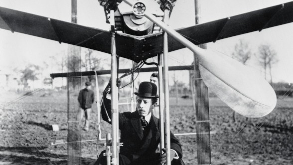  Alberto Santos-Dumont à bord de son aéroplane No. 15, en 1907. Archives Cartier © Cartier.