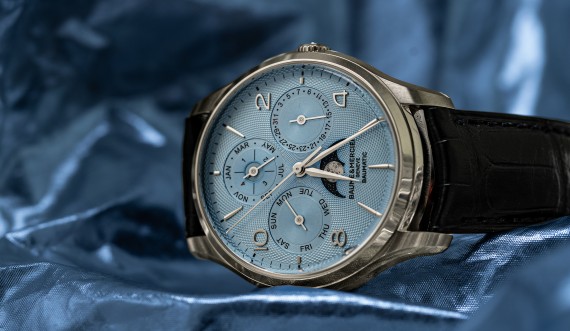 Clifton Quantième Perpetuel en bleu glace © Baume & Mercier
