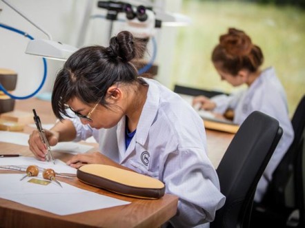 Hand engraving returns to Geneva - Ecole des Métiers et Artisans de Haute Horlogerie
