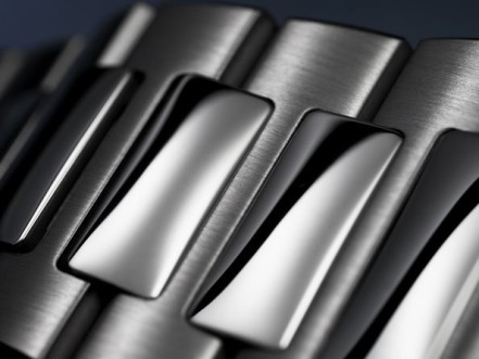 The art of hand finishing: the bracelet - Patek Philippe