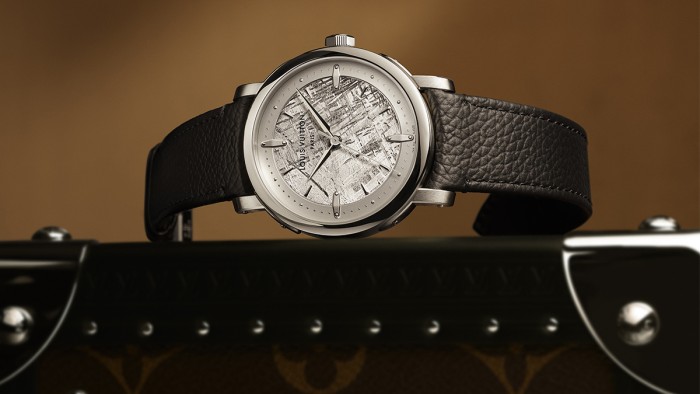 Cosmique Escale en platine, cadran météorite, 39mm de diamètre, bracelet en cuir, mouvement automatique. CHF 33'000.- © Louis Vuitton