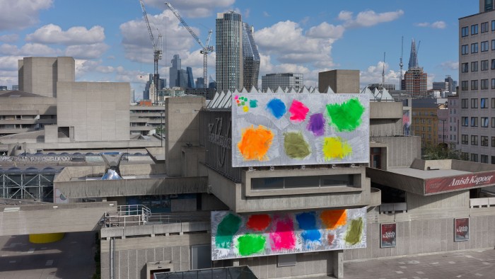 September by Renée Levi, displayed on a façade for an Exposition in London © Courtesy of the artist and Audemars Piguet
