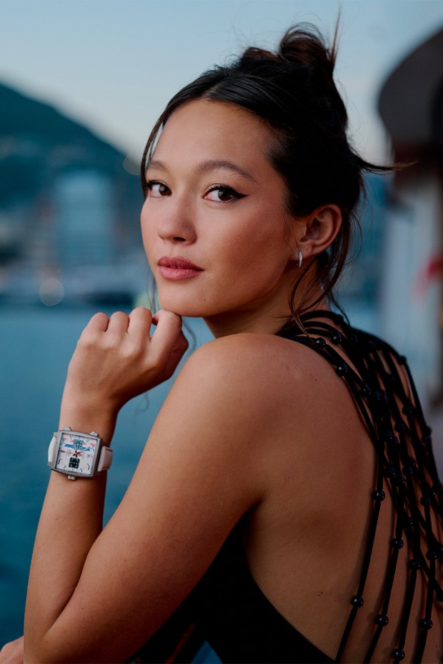 La finesse du poignet amplifie le volume, les angles et le caractère de la Monaco © TAG Heuer