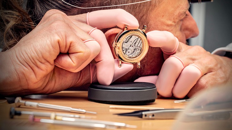 Assembling the Classique Répétition Minutes Reference 7637 © Breguet