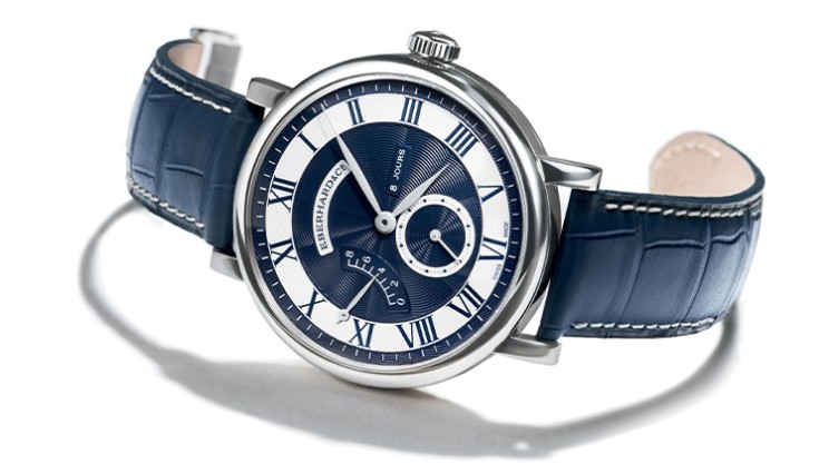 8 Jours référence 21027 en acier, 41 mm de diamètre, mouvement à remontage manuel avec petite seconde et indicateur de la réserve de marche, bracelet en cuir. © Eberhard & Co.