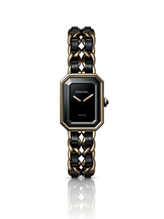 Première en acier PVD or jaune, 26 x 20 mm, mouvement à quartz, bracelet chaîne en acier PVD or jaune et cuir © Chanel