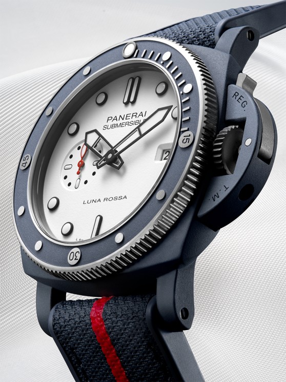 Submersible QuarantaQuattro Luna Rossa Ti-CeramitechTM PAM01466 © Panerai