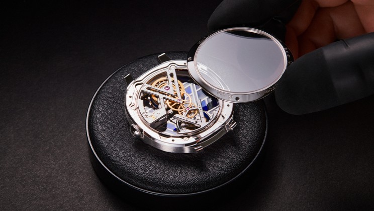 Voyager Tourbillon Volant Poinçon de Genève Plique-à-jour © Louis Vuitton