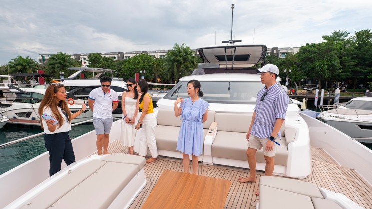 Visitors on Flybridge © SYF