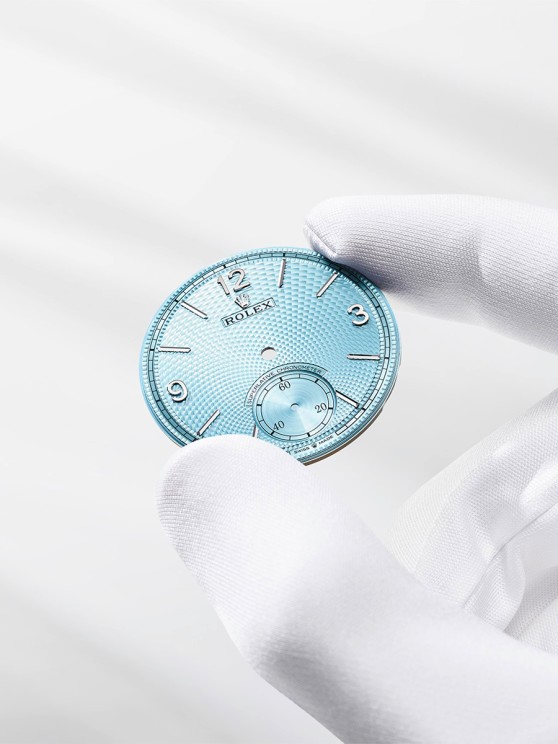 Chez Rolex, les cadrans bleu glacier sont exclusivement réservés pour les modèles en platine 950. Ce cadran bleu glacier (Perpetual 1908) est orné d’un décor grain de riz guilloché © Rolex