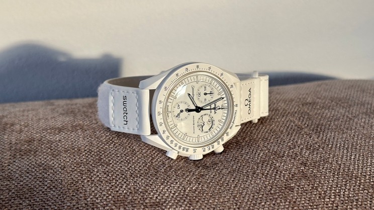Omega x Swatch MoonSwatch Snoopy Mission to the Moonphase © Skay Fasano
