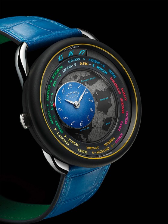 Arceau Le Temps Voyageur Only Watch en titane DLC et platine, 41 mm de diamètre, mouvement H1837 automatique avec heures et minutes décentrées et heures universelles, bracelet en cuir. Estimation : CHF 30 000 – 40 000 © Hermès