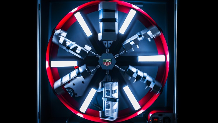 Water-resistance tests in variable positions, on articulated rotating arms © TAG Heuer
